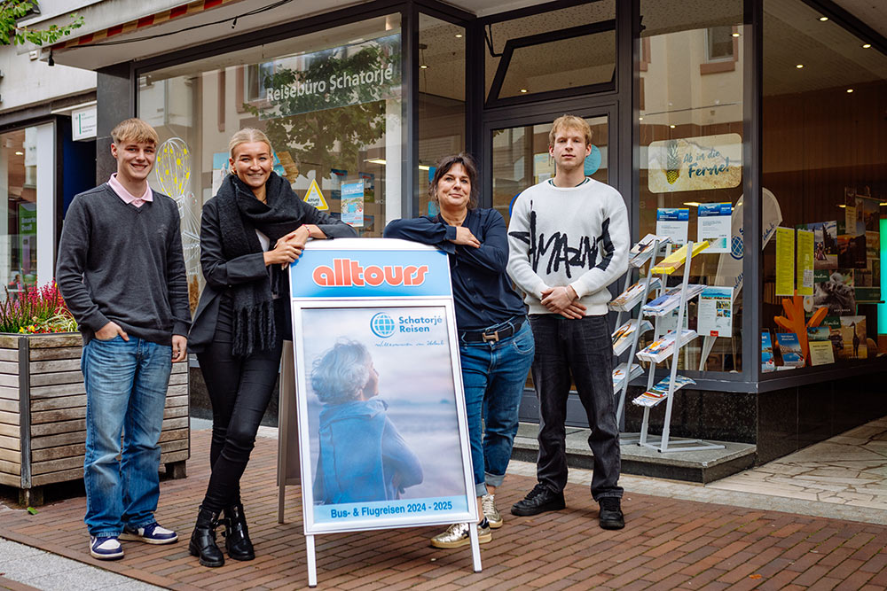 Team des Reisebüros Schatorjé vor dem Ladenlokal in der Innenstadt – persönliche Beratung für Bus- und Flugreisen.