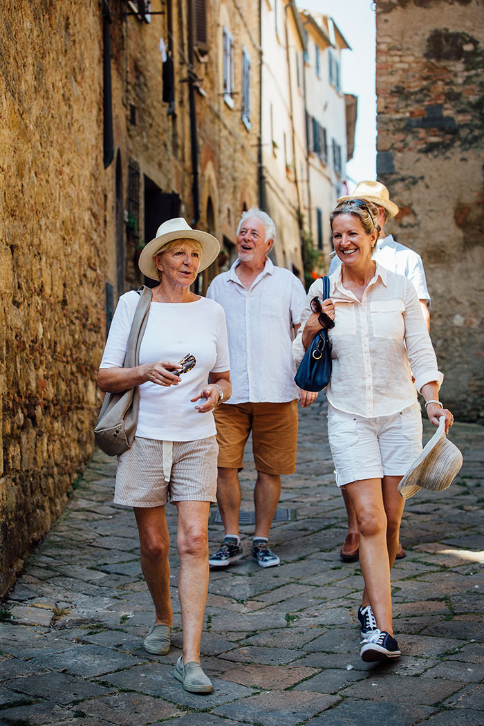 Kleine Reisegruppe entdeckt zu Fuß eine mediterrane Altstadt – geführte Erlebnisreise mit Schatorjé Reisen.