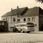 Historische Aufnahme eines alten Busses