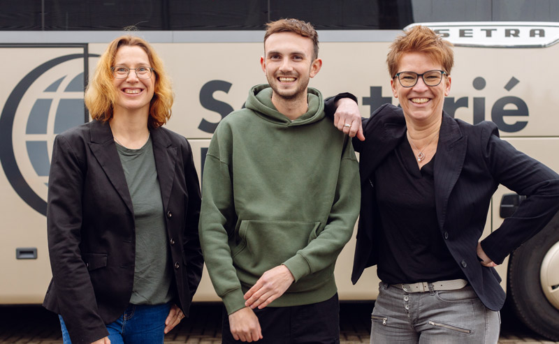 Team von Schatorjé Reisen vor dem Reisebus – persönliche Beratung und Erfahrung.